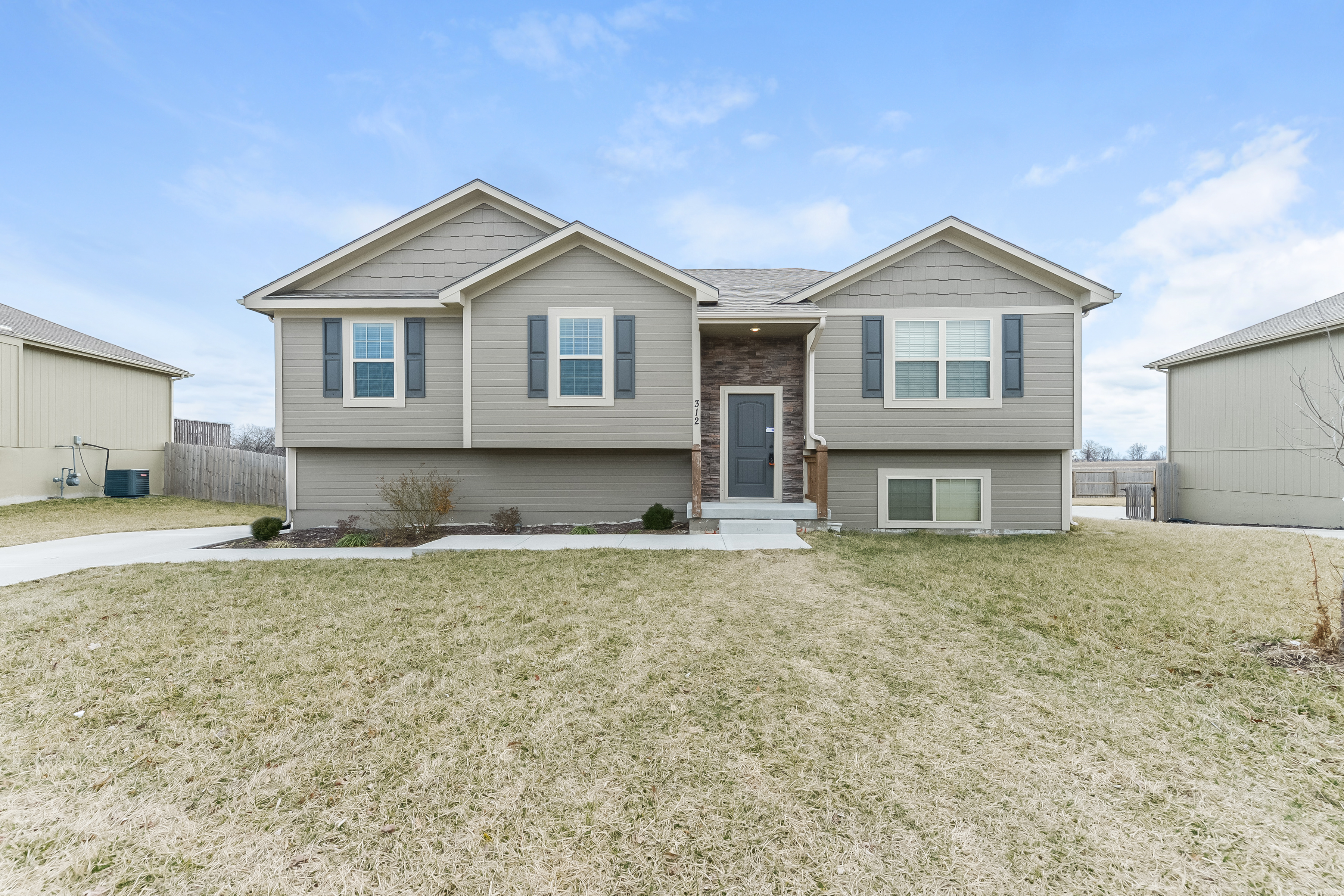 312 Golfview Dr Pleasant Hill, MO 64080